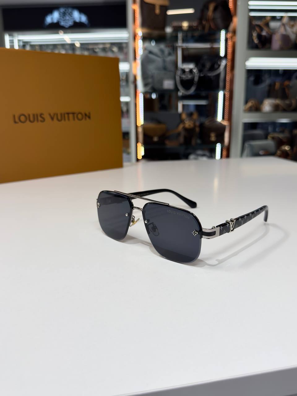 Louis Vuitton - L44
