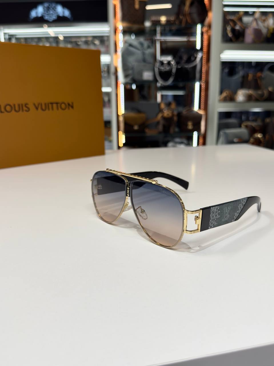 Louis Vuitton - L84