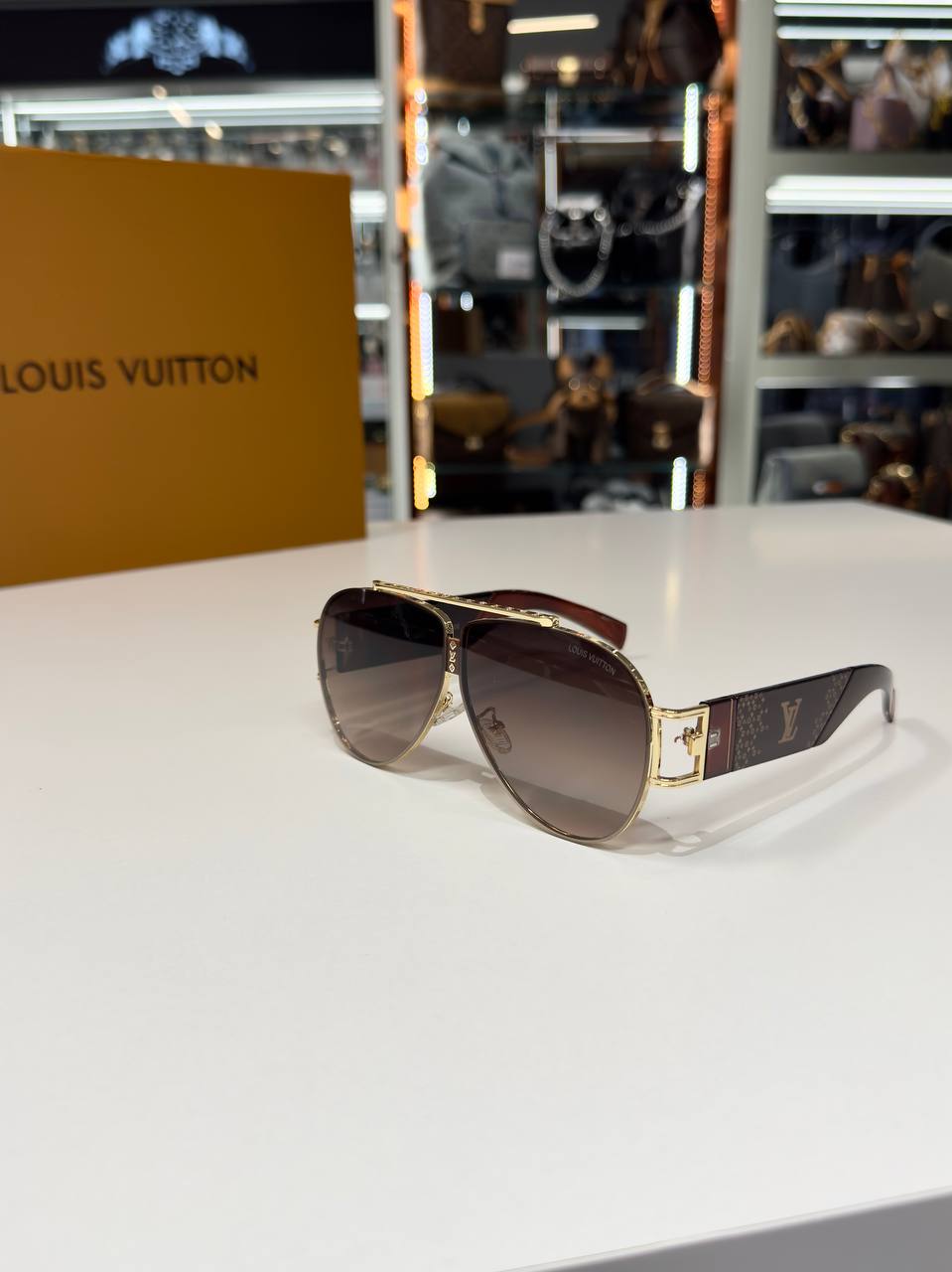 Louis Vuitton - L72