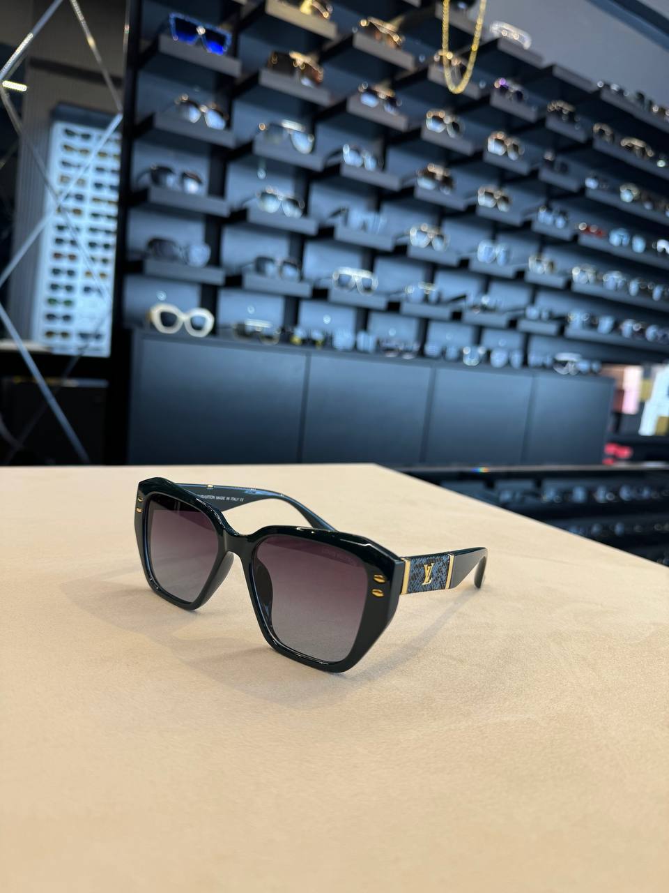 Louis Vuitton - LV09